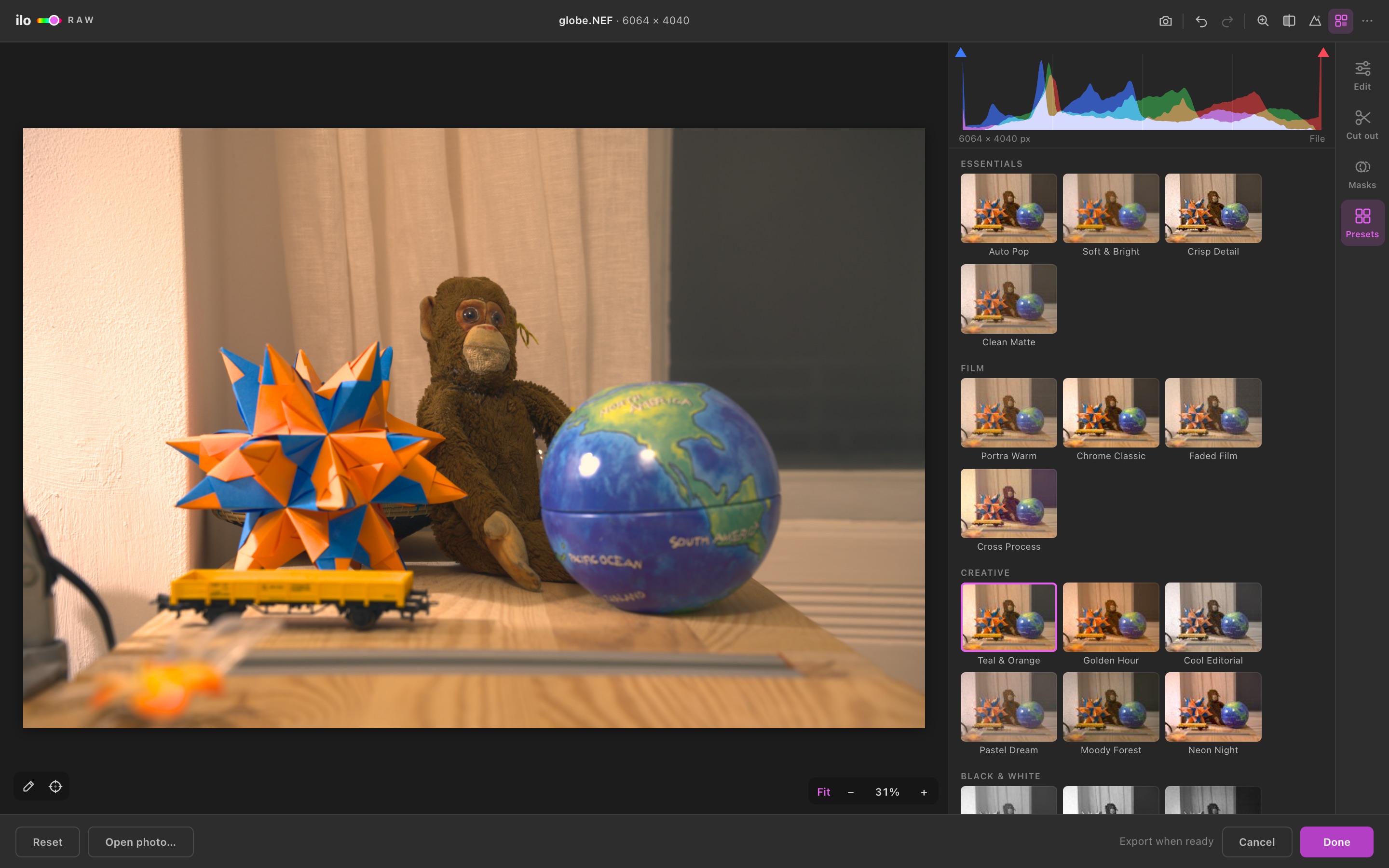 The Ilo Raw presets panel with thumbnails of the current photo